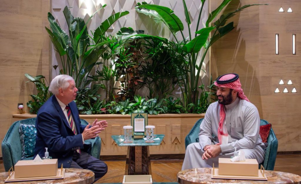 سمو ولي العهد يجتمع مع السيناتور الأمريكي ليندسي غراهام