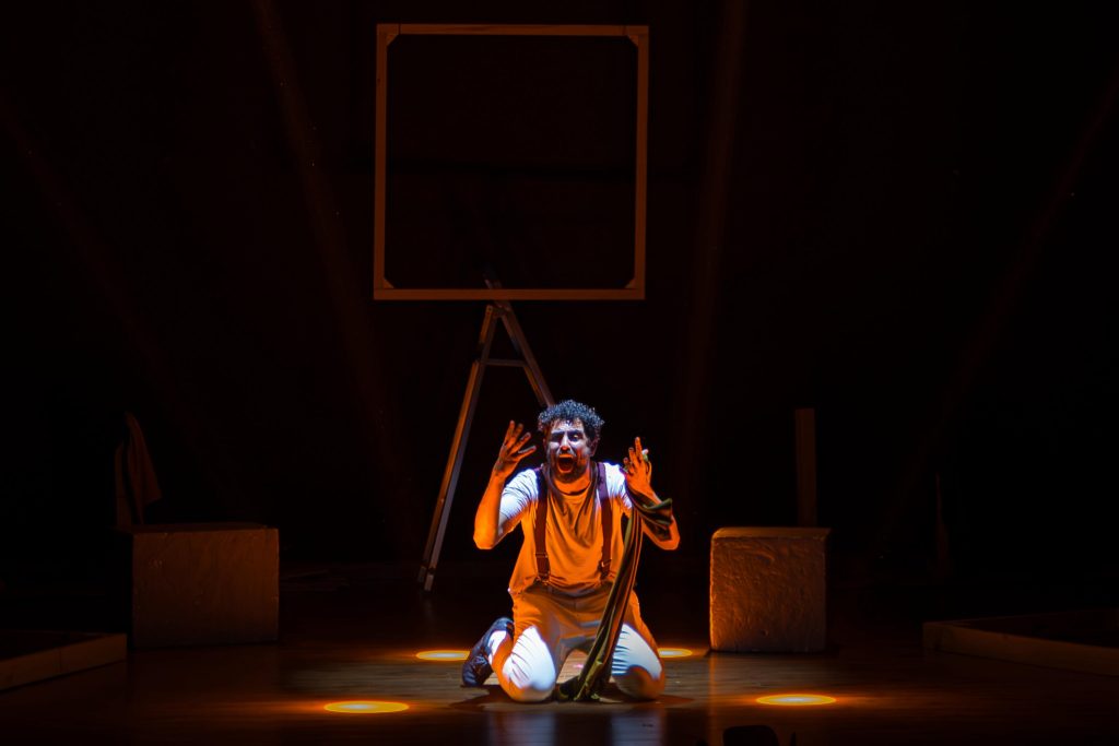 جولة المسرح تختتم فعالياتها في أبها بعرض «أريد أن أتكلم»