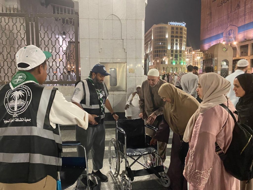 375 قائد وكشاف وجوال يباشرون تقديم خدماتهم التطوعية لزوار المسجد النبوي الشريف