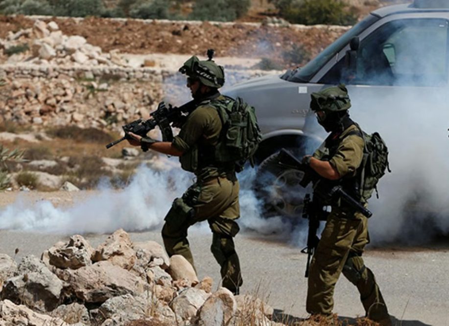 إصابة شاب فلسطيني برصاص الاحتلال شمال القدس وسط تصاعد اعتداءات المستوطنين على جنوب نابلس