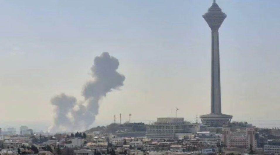 إسرائيل تشن هجوماً على إيران.. انفجارات تهز طهران وإغلاق شامل بتل أبيب