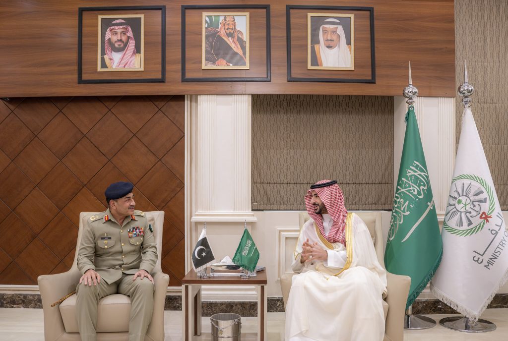 سمو وزير الدفاع يلتقي قائد قوات الدفاع قائد الجيش الباكستاني