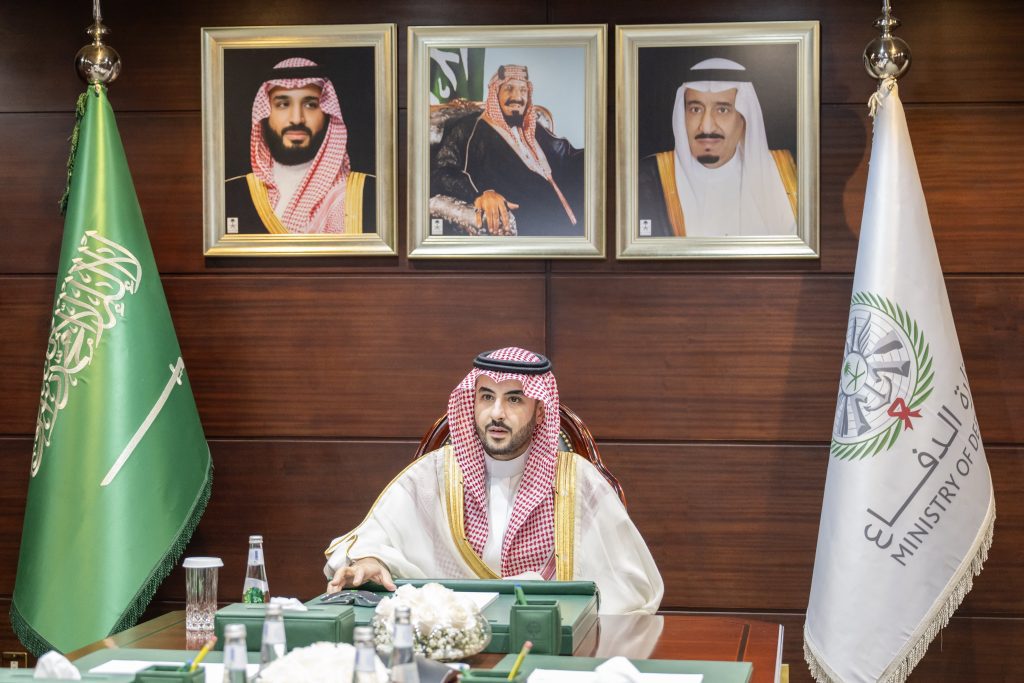 سمو وزير الدفاع يؤدي صلاة عيد الفطر مع منسوبي وزارة الدفاع ويلتقي قادة الوزارة وكبار مسؤوليها