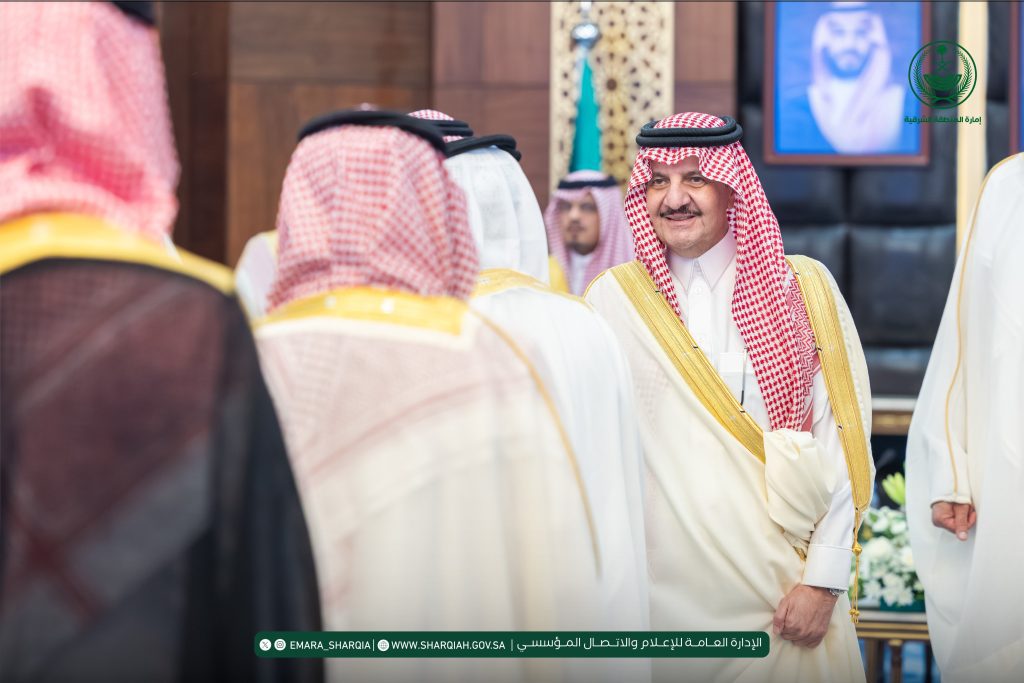 أمير المنطقة الشرقية يستقبل أهالي المنطقة المهنئين بعيد الفطر