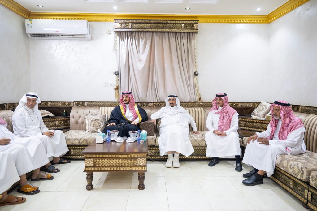 الأمير فواز بن سلطان يعزي أسرة شيخ شمل الشيابين الأمير فواز بن سلطان يعزي أسرة شيخ شمل الشيابين
