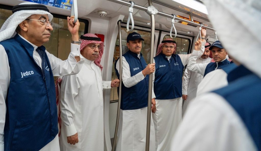 وزير النقل والخدمات اللوجستية يتفقد حركة السفر والخطط التشغيلية في مطار الملك عبدالعزيز الدولي بجدة وزير النقل والخدمات اللوجستية يتفقد حركة السفر والخطط التشغيلية في مطار الملك عبدالعزيز الدولي بجدة