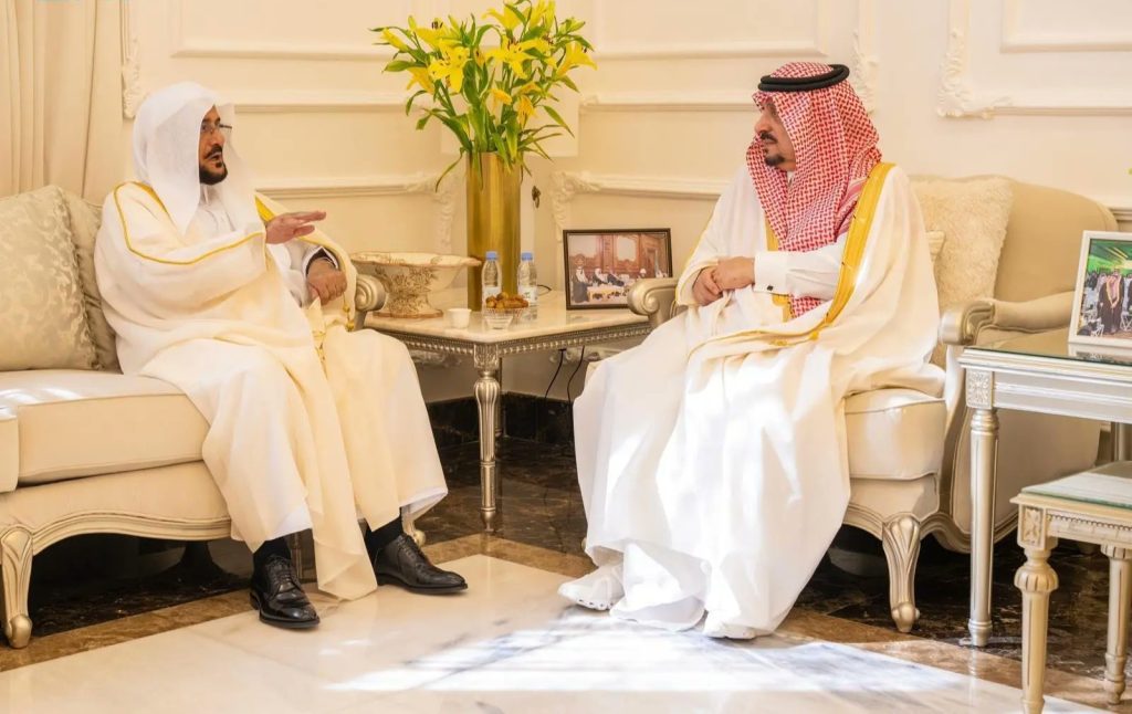 أمير منطقة الرياض يزور الشيخ عبداللطيف آل الشيخ