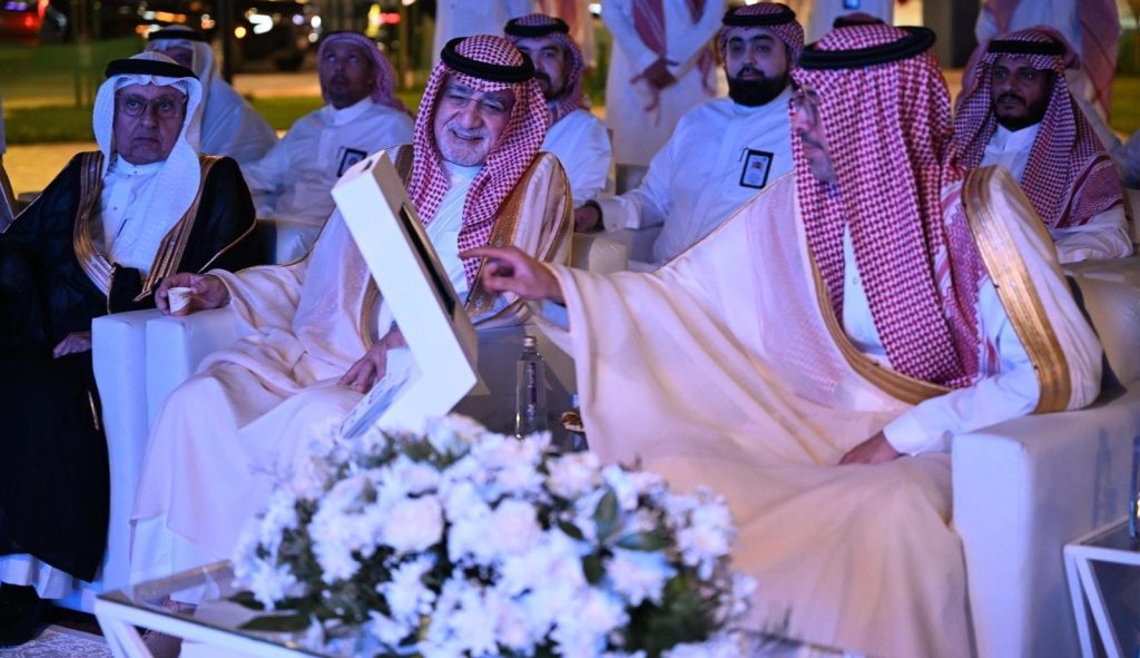 محافظ جدة يدشن حديقة الأجواد على مساحة تتجاوز 70 ألف متر مربع محافظ جدة يدشن حديقة الأجواد على مساحة تتجاوز 70 ألف متر مربع