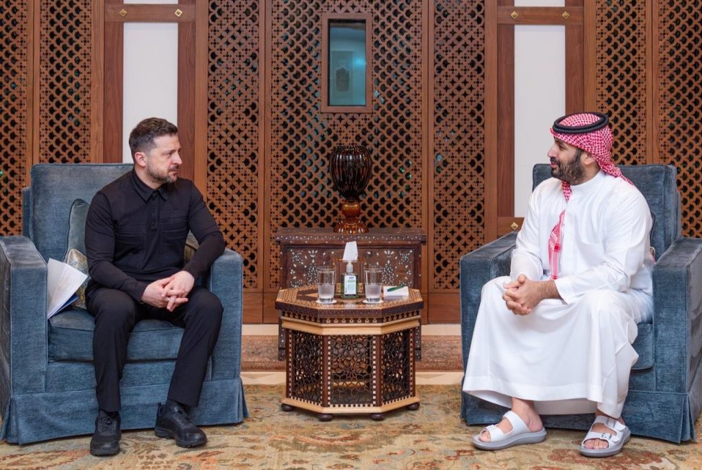 سمو ولي العهد يلتقي رئيس أوكرانيا