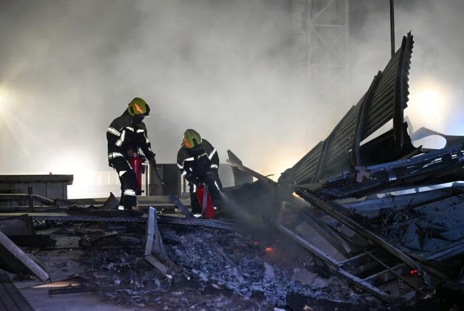 الدفاع المدني البحريني يخمد حريقًا في منشأة تضررت جراء العدوان الإيراني