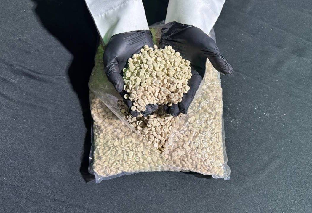 مخبأة في شحنة ورق طباعة.. “مكافحة المخدرات” تحبط محاولة تهريب (2.733.648) قرصًا من مادة الإمفيتامين المخدر بالمنطقة الشرقية