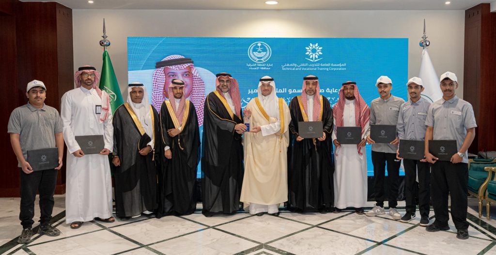 محافظ الأحساء يُكرّم تقنية الأحساء للبنين والبنات أبطال البطولة الوطنية VEX U محافظ الأحساء يُكرّم تقنية الأحساء للبنين والبنات أبطال البطولة الوطنية VEX U