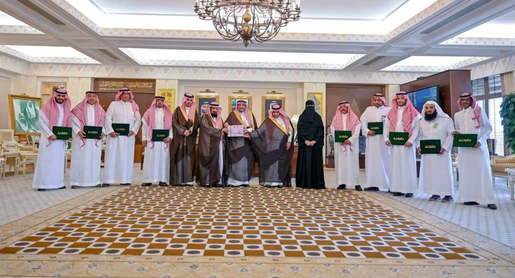 أمير منطقة القصيم يستقبل المشاركين في المخيم الرمضاني لإفطار الصائمين أمير منطقة القصيم يستقبل المشاركين في المخيم الرمضاني لإفطار الصائمين