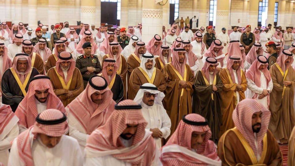 نائب أمير منطقة الرياض يؤدي صلاة الميت على صاحبة السمو الأميرة فوزية بنت سعود بن هذلول بن ثنيان آل سعود نائب أمير منطقة الرياض يؤدي صلاة الميت على صاحبة السمو الأميرة فوزية بنت سعود بن هذلول بن ثنيان آل سعود