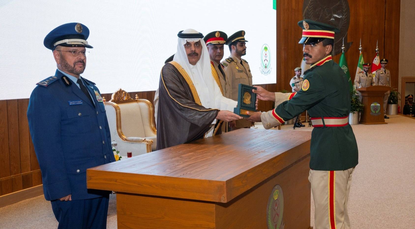 نيابةً عن سمو وزير الدفاع.. سمو نائب وزير الدفاع يرعى حفل تخريج الدفعة الـ (84) من طلبة كلية الملك عبدالعزيز الحربية