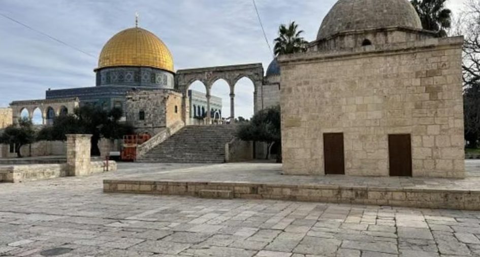 تمديد إغلاق أبواب المسجد الأقصى أمام المصلين لليوم الثالث والثلاثين وسط تشديد عسكري بالقدس