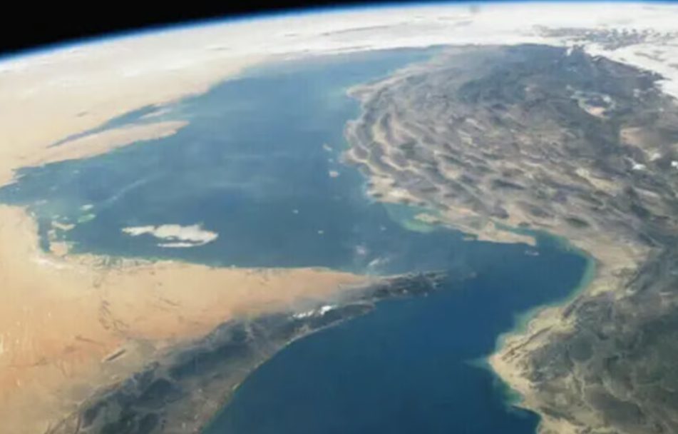 إيران تعلّق حركة ناقلات النفط والسفن عبر مضيق هرمز بعد الهجمات الإسرائيلية على لبنان