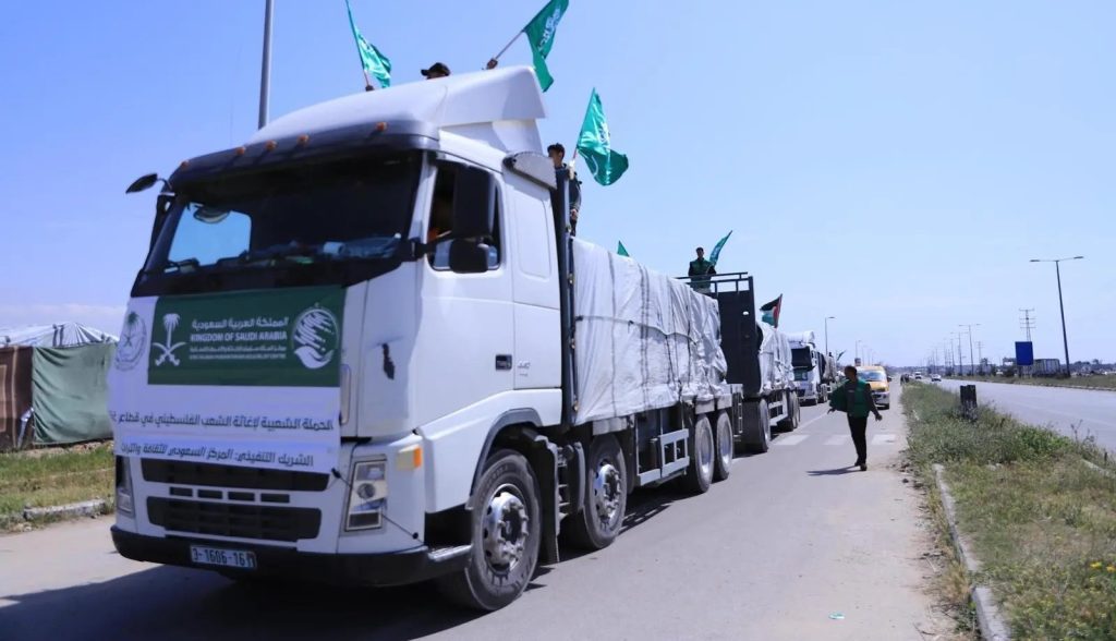 وصول قافلة مساعدات إنسانية جديدة مقدمة من مركز الملك سلمان للإغاثة إلى قطاع غزة