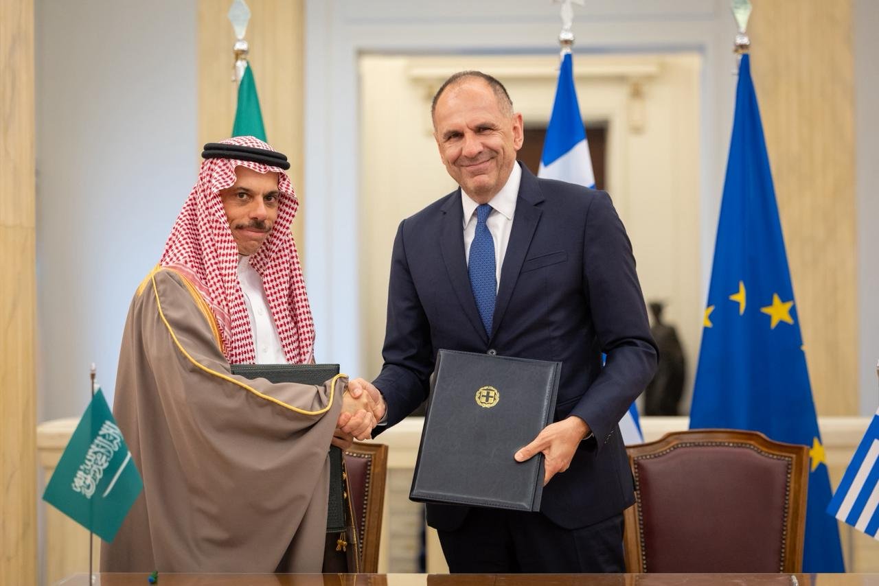 وزير الخارجية يلتقي وزير خارجية الجمهورية الهيلينية ويوقعان اتفاقية الإعفاء لحاملي الجوازات الدبلوماسية والخاصة