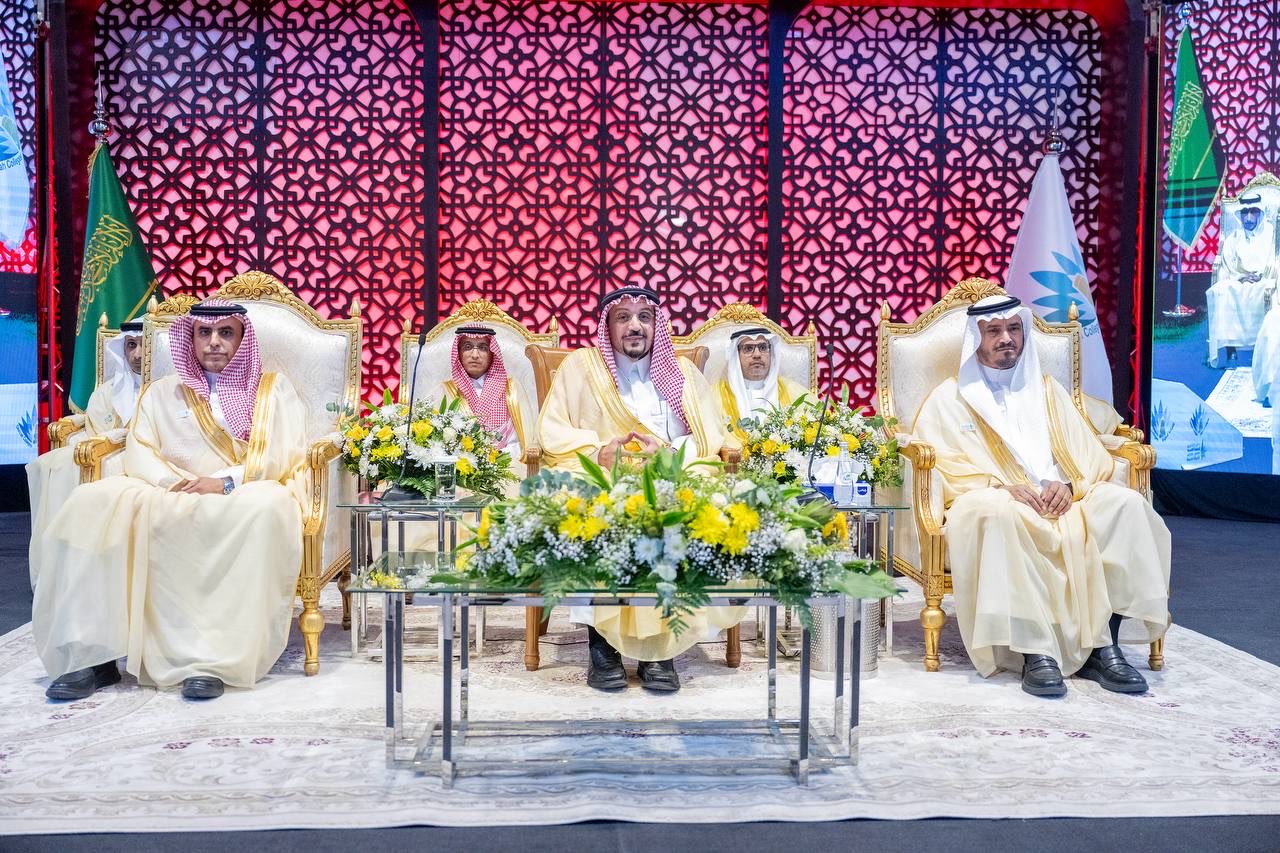 أمير منطقة القصيم يرعى حفل تخريج الدفعة التاسعة بكليات عنيزة الأهلية