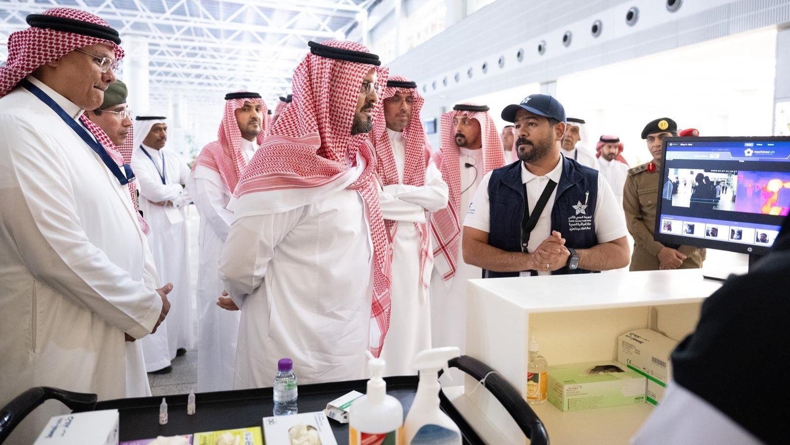 نائب أمير منطقة مكة المكرمة يتفقد مجمع صالات الحج والعمرة بمطار الملك عبدالعزيز