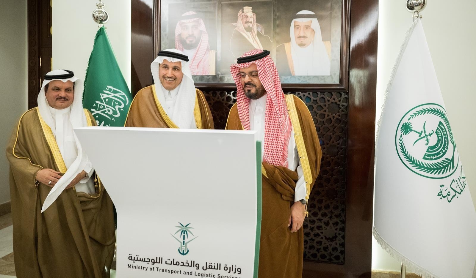 نائب أمير مكة المكرمة يُدشّن 10 مشروعات للطرق.. وحملة “طرق متميزة آمنة” بالمنطقة