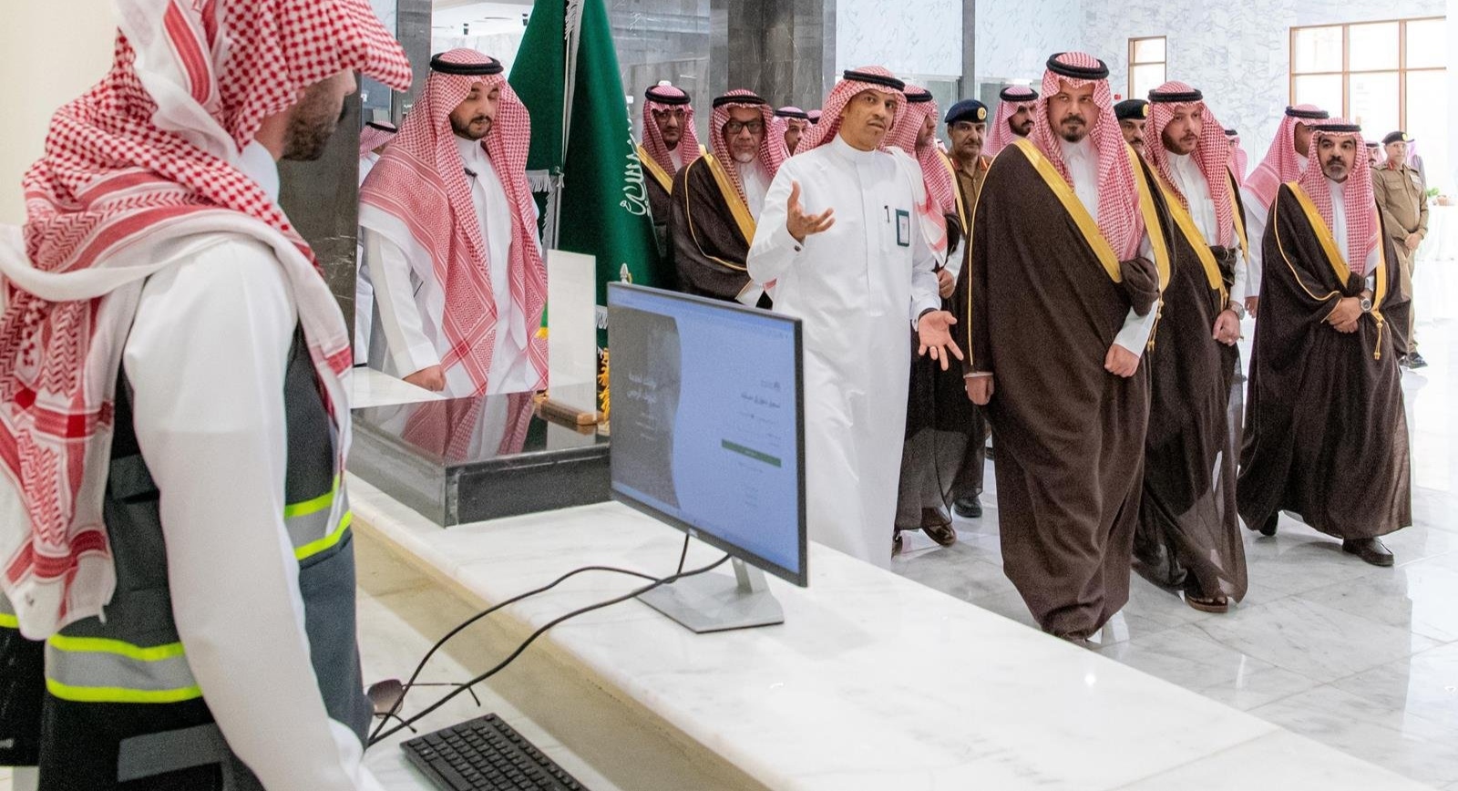 أمير منطقة المدينة المنورة يتفقد مركز الترحيب واستقبال الحجاج على طريق الهجرة