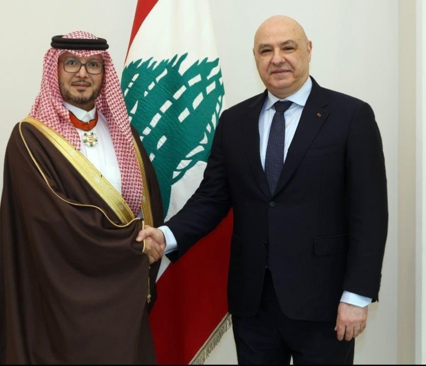 الرئيس اللبناني يُقلّد السفير بخاري “وسام الأرز الوطني” الرئيس اللبناني يُقلّد السفير بخاري “وسام الأرز الوطني”