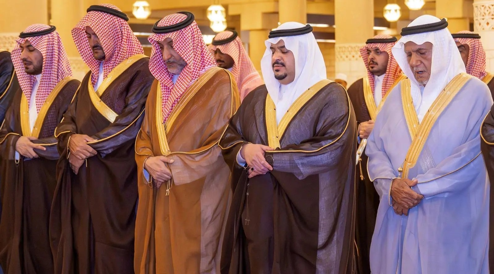 نائب أمير منطقة الرياض يؤدي صلاة الميت على حسان ياسين