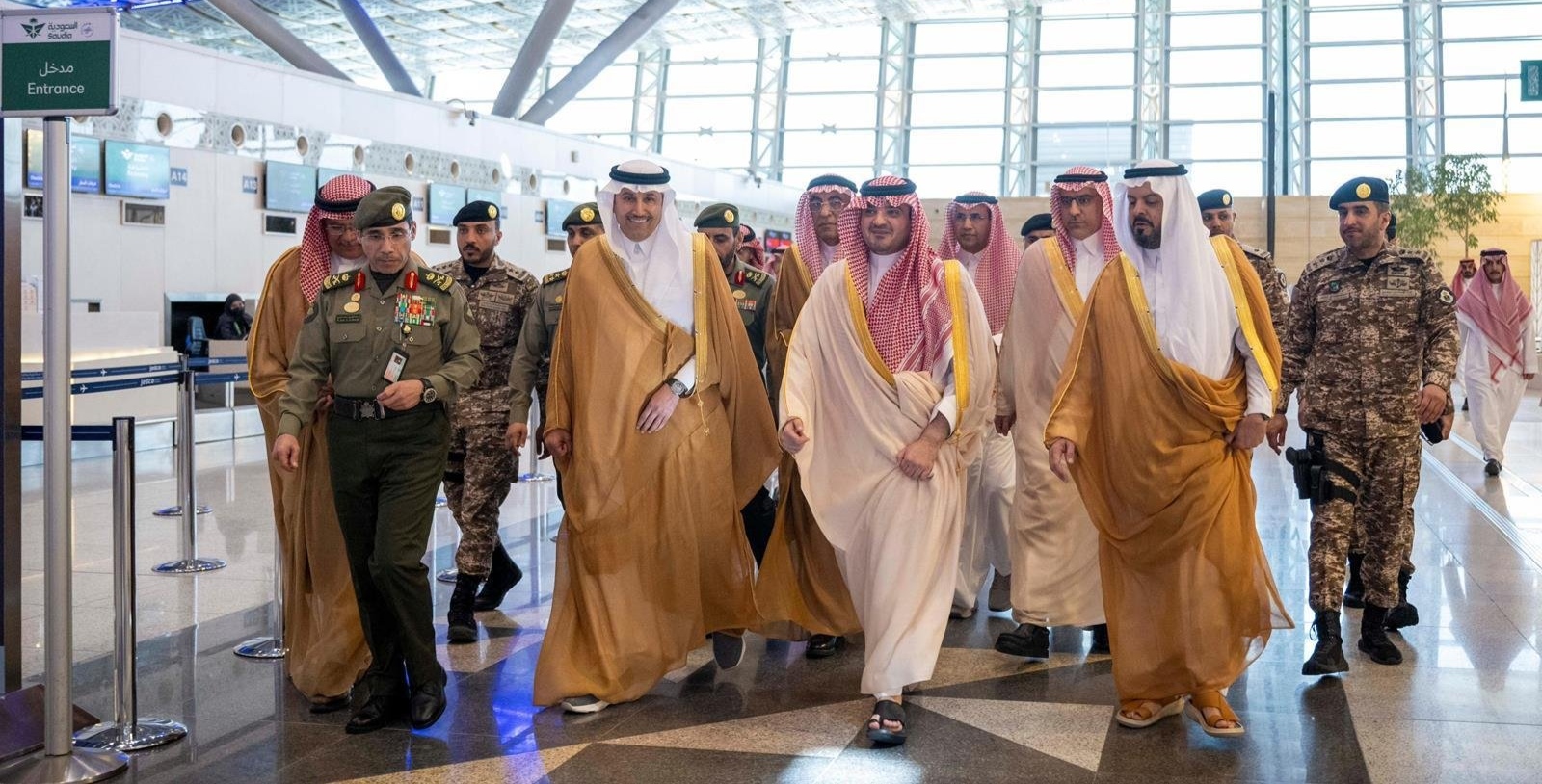 الأمير عبدالعزيز بن سعود يتابع منظومة استقبال ضيوف الرحمن بمطار الملك عبدالعزيز الدولي ويقف على جاهزية منظومة نقلهم إلى مكة المكرمة الأمير عبدالعزيز بن سعود يتابع منظومة استقبال ضيوف الرحمن بمطار الملك عبدالعزيز الدولي ويقف على جاهزية منظومة نقلهم إلى مكة المكرمة
