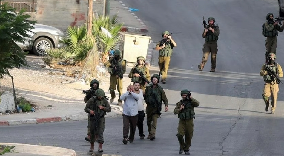 الاحتلال الإسرائيلي يشن حملة اعتقالات تطال أكثر من 40 فلسطينياً بالضفة الغربية